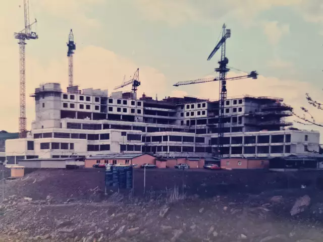 Ein Blick auf die Baustelle 1985.  | Foto: Klinikum Oberberg