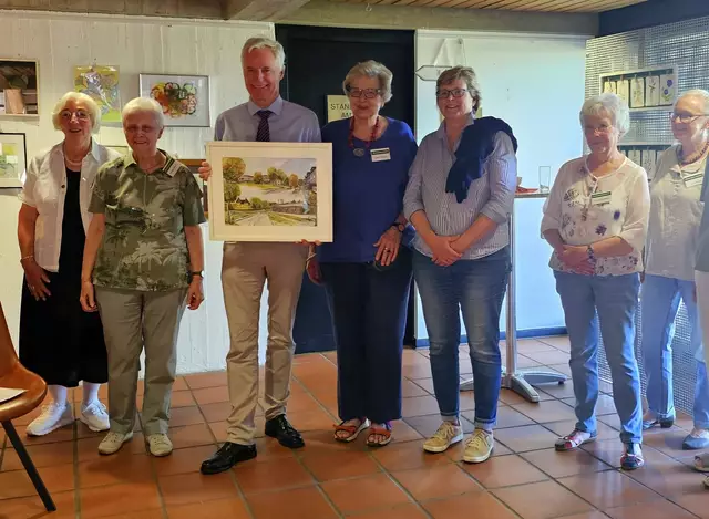 Das Alfterer „Haus der Demokratie“ ist auch immer ein Ort der Kultur. Daher bedankten sich die MontagsmalerInnen und der Kulturkreis um Eugenie Hellmann  (3. Von links) bei dem scheidenden Bürgermeister Rolf Schumacher mit zwei Collagen. | Foto: fes