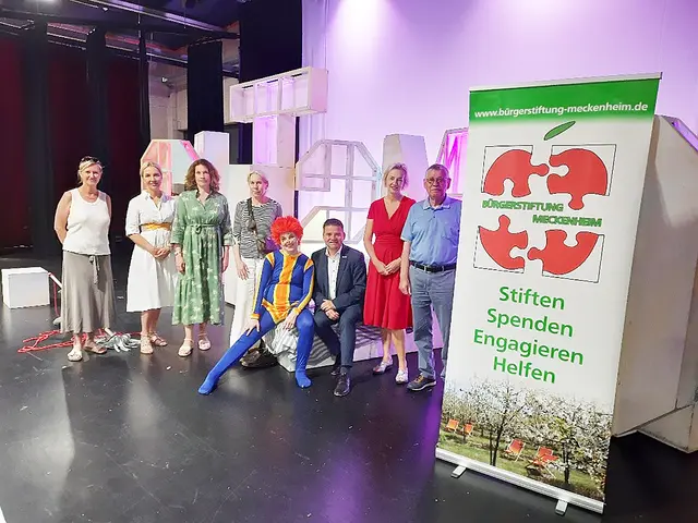 Freuten sich mit den Grundschülerinnen und -schülern über die tolle Theateraufführung: Julia Gahl, Stefanie Schmerler, Maria Cloot, Corinna Stühm, Das Sams (Melina Jagodzinsk), Holger Jung, Ariane Stech, Bernhard Granz (v.l.n.r.) | Foto: Bürgerstiftung Meckenheim