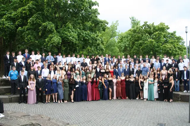 Alle 163 Schülerinnen und Schüler der Europaschule Bornheim haben ihren jeweiligen Bildungsabschluss erreicht. Gemeinsam mit Eltern, Lehrerinnen und Lehrern, Freunden und der Familie wurde die Zeugnisausgabe gefeiert.. | Foto: Montserrat Manke