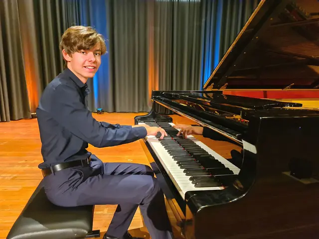 Jungpianist Colin Pütz beim Konzert in Lindlar. Seine Vorfahren stammen aus Morsbach.  | Foto: Christoph Buchen