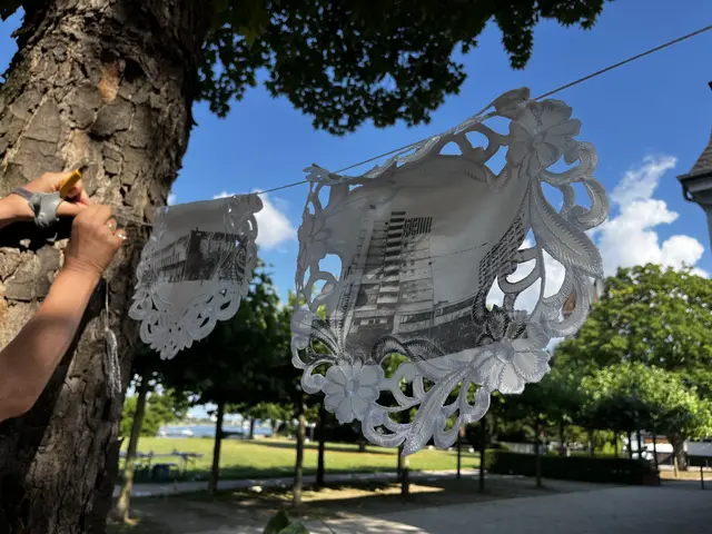 Zwei Ergebnisse der künstlerischen Aktion „Wesseling früher & heute“ mit der Künstlerin Kathrin Rabenort. | Foto: Theresa Herzog/Montag Stiftung Kunst und Gesellschaft
