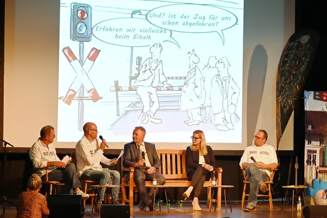 Smalltalk auf der Gartenbank mit (v.li.) Alwin Müller, Jochen Leyhe (VHS Rhein-Sieg), Bürgermeister Rainer Viehof, Jessica Jacob und Thomas Feldkamp. | Foto: Herkenrath