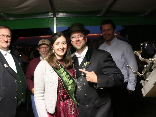 Frechens neue Schützenkönigin Franziska Bochem nebst Bürgerkönig und Verlobtem Christian Dobler.  | Foto: WHM