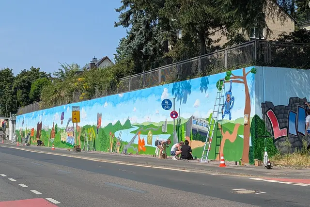 Moderne Kunst im öffentlichen Raum: Entlang der Königswinterer Straße in Limperich entstand dieses bunte Mural.Foto: fes