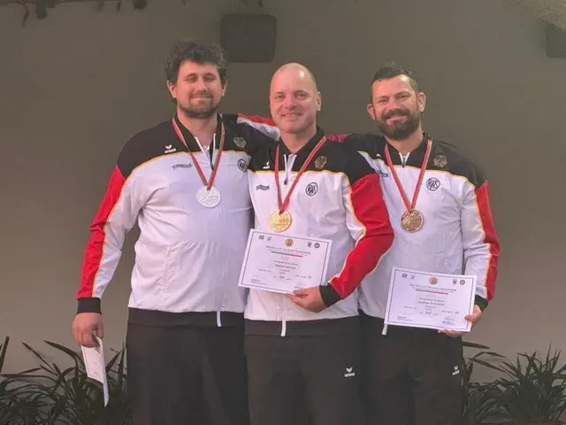 Patrick Meyer (Mitte) sorgte bei den Europameisterschaften der Vorderladerschützen im portugiesischen Barcelos für einen sportlichen Paukenschlag. Gleich fünfmal stand der 39-Jährige ganz oben auf dem Siegerpodest. | Foto: BSC 70/Privat