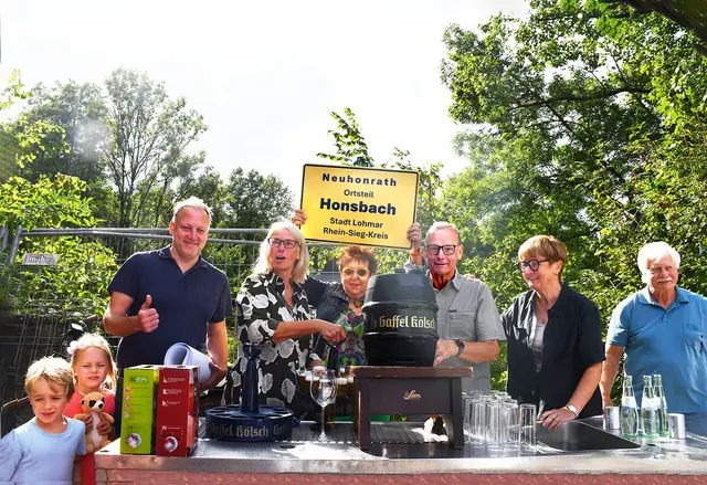 Bürgermeisterin Claudia Wieja (hinten, zweite von links) schlug das Fässchen in nur einem Schlag an. Klaus Obermierbach zapfte ein Kölsch nach dem anderen, bis alle versorgt waren.  | Foto: Clever