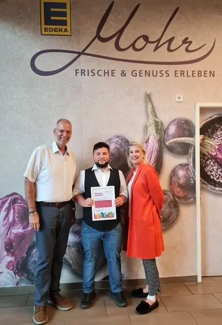 Vorstandsvorsitzender Wolfgang Pütz (l.) und Tamae Meixner, Botschafterin der Gemeindepsychiatrie Bonn freuen sich über die Pfandspende für die Arbeit ihrer Stiftung. | Foto: Privat