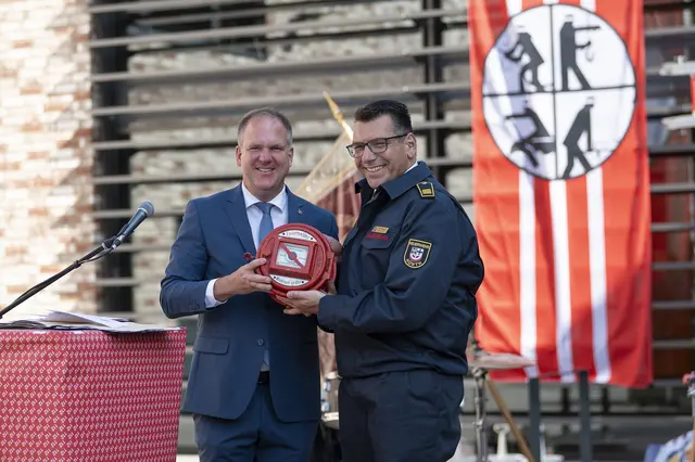 Bürgermeister Dirk Breuer (li.) und Feuerwehrchef Michael Mund mit dem alten gusseisernen Feuermelder für den Eingangsbereich.  | Foto: Stadt Hürth/Giuseppe Piliero