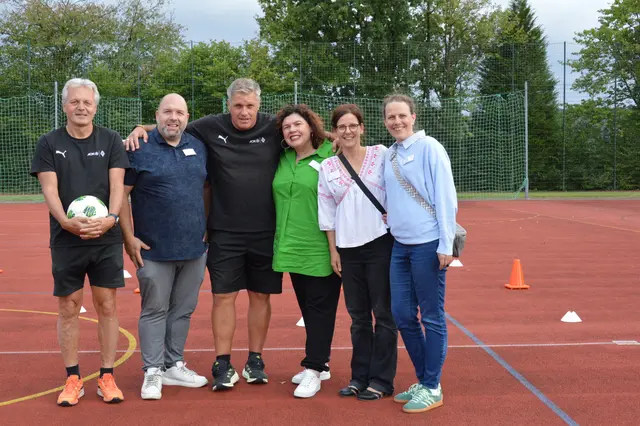 Start frei für das Motivationstraining: Ex-Profis Marcel Witeczek (l.) und Michael Klinkert (3.v.l.) mit Dennis Balzano, Sandra Karsten, Martina Gramm und Julia Häcke (v.l.) vom Verein Lebensfarben.  | Foto: Beate Pack