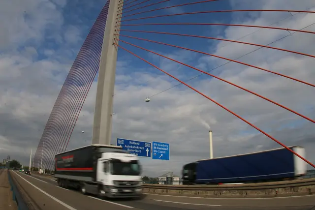 Wie wird der Neubau der Brücke aussehen? Vier Spuren mit Platz für Fußgänger und Radfahrer, um die Pendler per Rad an ihr Ziel zu bringen? Oder wird es in Zukunft sechs Spuren für LKW und PKW geben und womöglich eine teure, zweite Brücke für Fußgänger und Radfahrer?  | Foto: mt (Archiv)