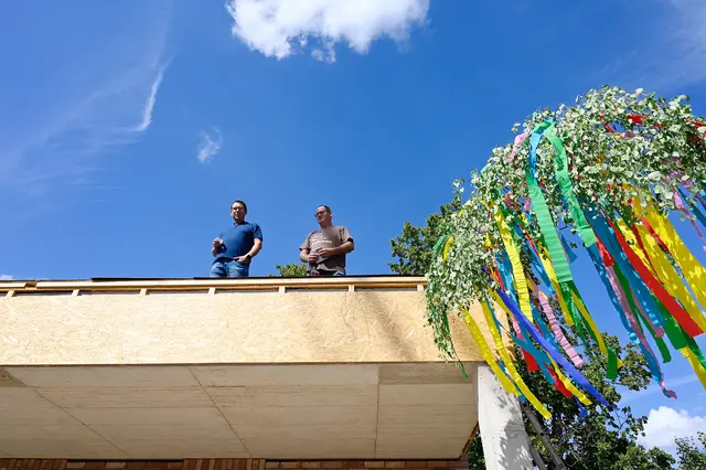 Bernd Wienand (l.): „Wir schaffen ein schönes Zentrum, wo sich die Menschen wieder begegnen können!“ Loosen (r.): „Fast alles entsteht in Eigenleistung und das ganze Dorf packt mit an.“  | Foto: Henri Grüger/ppt