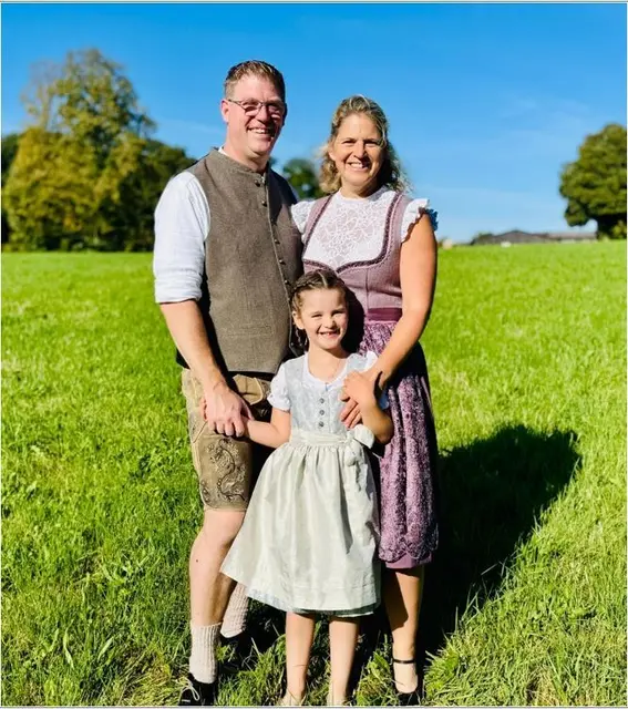 Das Erntepaar Stefanie und An-dreas Nöh mit Tochter Katinka.  | Foto: Heimatverein