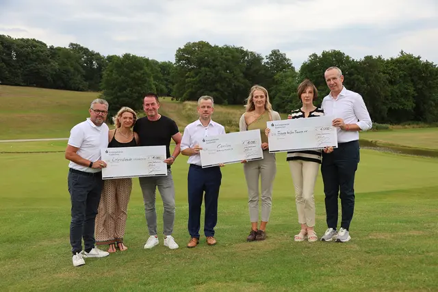 Die noch auf den Schecks stehenden insgesamt 26.000 Euro wurden durch einen Golfspieler um 4.000 Euro spontan aufgestockt, so dass Lions-Mitglied Dr. Gregor Jahnke (r.) je 10.000 Euro an den Verein „Lebensfreude schenken“, die Wohnungslosenhilfe der Caritas Euskirchen sowie den Verein „Frauen-helfen-Frauen“ übergeben konnte.  | Foto: Bild: Tameer Gunnar Eden/epa