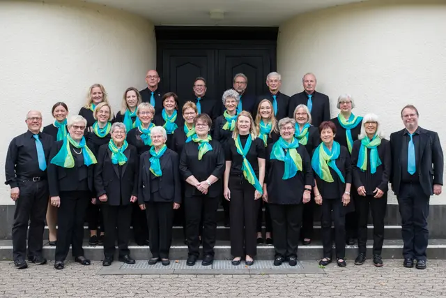 Der Chor am Jubiläumstag mit Chorleiter Axel Wilberg (ganz rechts) und dem Komponisten Bernard W. Sanders (ganz links). | Foto: Kirchenchor