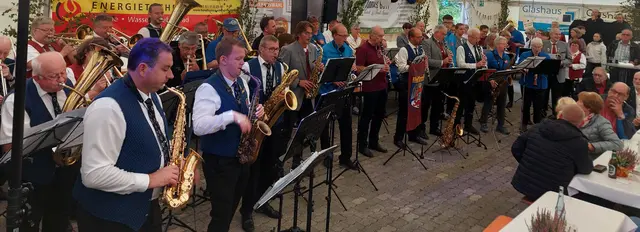 Flashmob im Festzelt mit befreundeten Bläservereinen. | Foto: Sylvia Schmidt