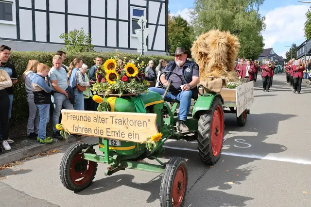 Ein farbenfroher Erntezug in Lichtenberg. | Foto: Michael Kupper