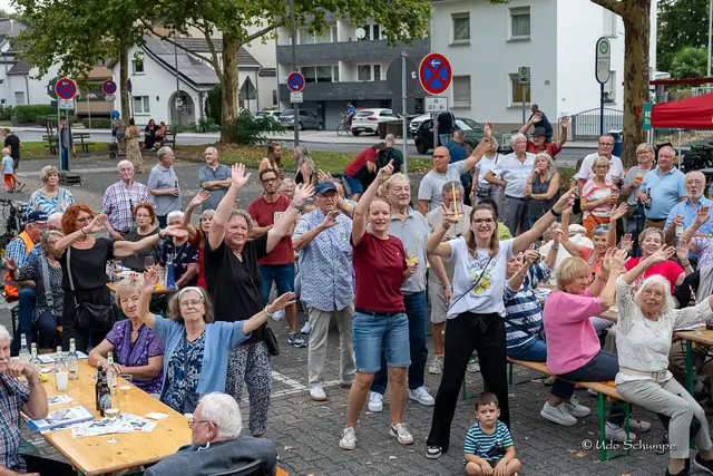 Auf dem Oberlarer Platz wurde das Jubiläum „650 Jahre Oberlar“ gut gelaunt mit viel Musiik und Tanz gefeiert.  | Foto: Udo Schumpe