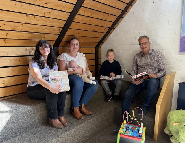 Bürgermeister Ulf Hürtgen und Büchereileiterin Heike Schütz (l.) konnten den siebenjährigen Paul Zepp – zusammen mit seiner Mutter Anja und Brüderchen Piet – als einhundertsten Neukunden der 
Stadtbücherei in diesem Jahr begrüßen. | Foto: Stadt Zülpich / Torsten Beulen
