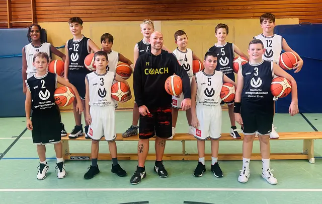 Das neue Basketballteam des Aslan Sportschule e.V. mit Trainer Patrick. | Foto: Faruk Yilmaz