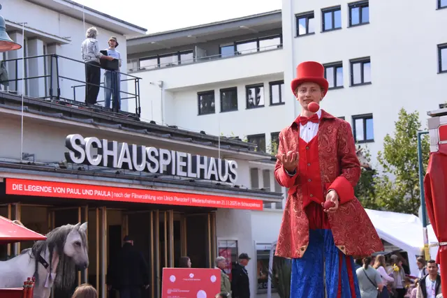 Straßenkünstler machten auf das Theaterfest aufmerksam. | Foto: as