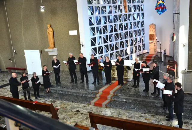 Der Brigidachor unter der Leitung von Chorleiter Jonas Dickopf  (links im Bild) singt im Altarraum der Kirche Sankt Josef. | Foto: Dr. Norbert Göke