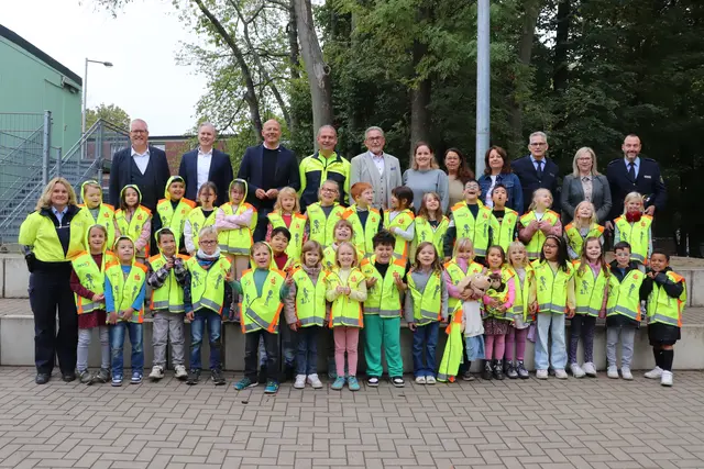 Die Schülerinnen und Schüler der 1. Klassen der Steinzeugschule in Frechen tragen stolz ihre neuen Sicherheitswarnwesten.  | Foto: REVG