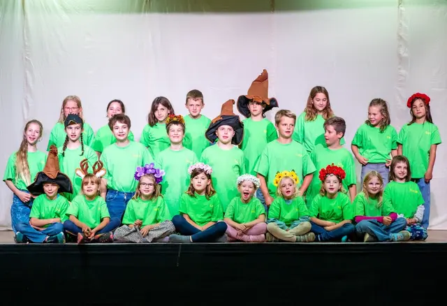 Die 24 jungen Schauspielerinnen und Schauspieler fiebern ihren Aufführungen entgegen und freuen sich auf möglichst viele Theaterbesucher.  | Foto: Foto Edelweiß