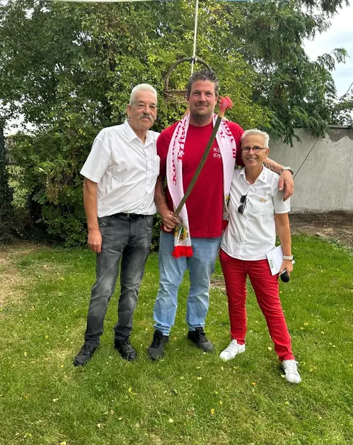 Vizepräsident Burkhard Anton und Präsidentin Christa Schwarz gratulierten Hahnenkönig Achim Przyrembel.  | Foto: KG 111