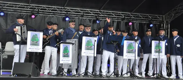 Der Shanty-Chor „Blaue Jungs“ aus Weilerswist war erstmals Gast beim Familienfest. Mit dabei: Ex-Landrat Günter Rosenke an der Gitarre.  | Foto: Reiner Züll/pp