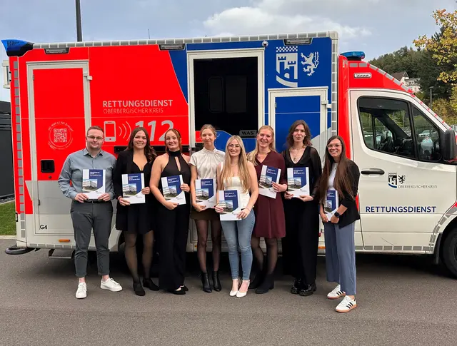 Diese neuen Notfallsanitäterinnen und ein neuer Notfallsanitäter aus dem Oberbergischen Kreis haben ihre Ausbildung beendet: (v.l.) Timo Wurth, Luisa Weber, Marina Bieker, Anne Braun, Nele Kelzenberg, Jeanette Agartz, Christin Lemmer, Marie Niemand; auf dem Foto fehlt Hannah Zielke. | Foto: OBK