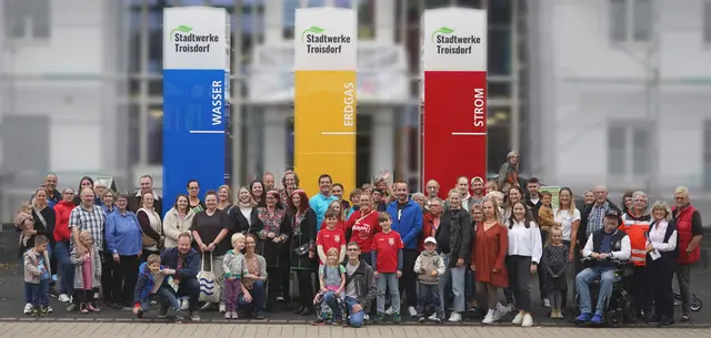 Beim großen Förder.Ei-Finale im Foyer der Stadtwerke Troisdorf war jeder ein Gewinner: Rund 70 Vertreter der Vereine feiern gemeinsam mit den Stadtwerken die erfolgreiche Unterstützung ihrer Herzensprojekte.  | Foto: Stadtwerke