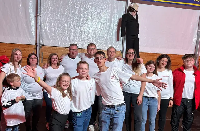 Die Mannschaft:Das Fünfgestirn der Kommerner Greesberger und seine Mannschaft, die in der neuen Session hilfreich zur Hand gehen will. | Foto: Thomas Metzen/pp