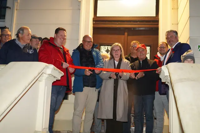 Bürgermeisterin Susanne Stupp, ihr Nachfolger Uwe Tietz und der erste Vorsitzende der Prinzengarde Michael Mundt durchschnitten das rote Band vor der neuen Geschäftsstelle des Vereins.  | Foto: Prinzengarde Frechen