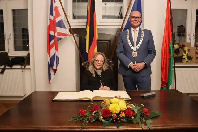 Auf Einladung von Bürgermeister Sebastian Glatzel trug sich seine Vorgängerin Sabine Preiser-Marian ins Goldene Buch der Stadt ein.  | Foto: Mager/Stadt Bad Münstereifel