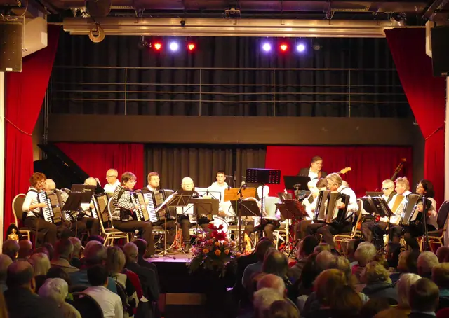 Das Akkordeon-Orchester Wesseling bei seinem Jahreskonzert 2024 - ebenfalls im Großen Saal des Rheinforums.  | Foto: Wolfhard Brandtstädter