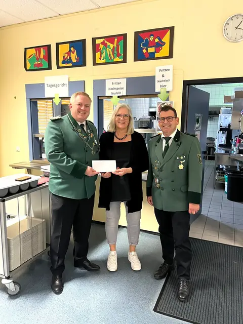 Scheckübergabe in der Schulmensa: Patrick Brocks (l.), Sigrid Sylvester-van Malderen, Markus Günther.    | Foto: Achim Büscher