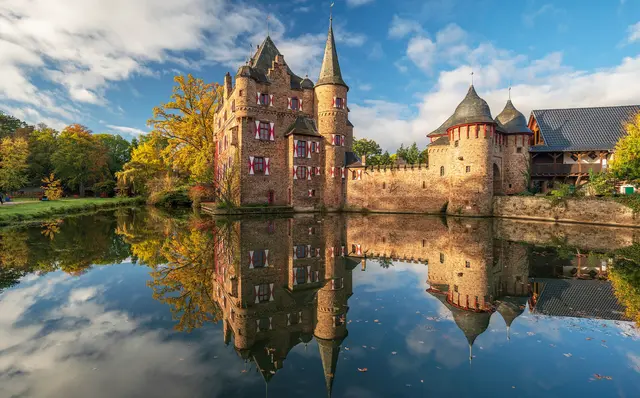 Die Burg Satzvey ist eines der Motive im neuen Kalender des Rheinischen Vereins für Denkmalpflege und Landschaftsschutz.  | Foto: Uwe Müller