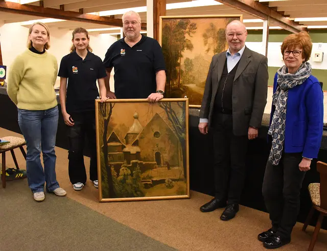 Olga Hase-Bergen, Jugendwartin, und Maya Hüttner, überreichten gemeinsam mit Michael Terhorst an Dr. Iris Henseler-Unger und Bernd Birkholz die beiden Ziercke-Bilder und bekamen im Gegenzug eine Spende des VHH.  | Foto: AS