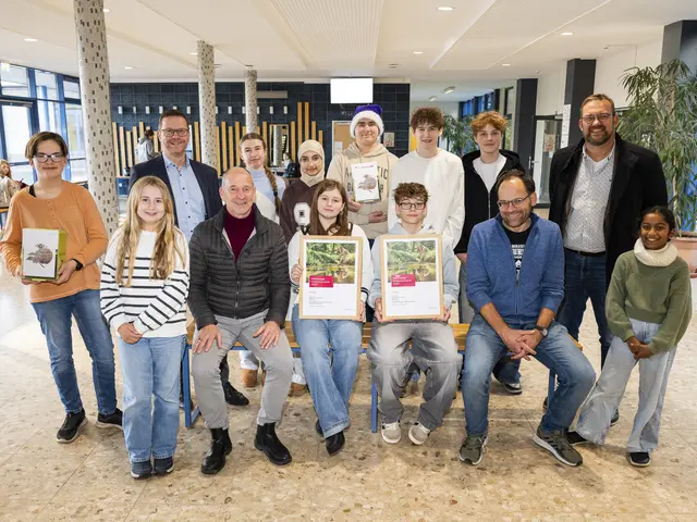 Lehrer Andreas Maikranz (sitzend r.) freut sich mit seinen Schülern über zwei prämierte GAT-Projekte. Die Ehrung übernahm Westenergie-Manager Achim Diewald (sitzend l.) – mit Schulleiter Micha Kreitz (hinten 2.v.l.) und Erstem Beigeordneten Thomas Hambach (r.). | Foto: Ronald Larmann/pp/Agentur ProfiPress