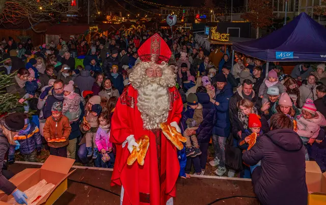 Zum Abschluss des Weihnachtsmarktes verteilte der Nikolaus Weckmänner. | Foto: Heimermann