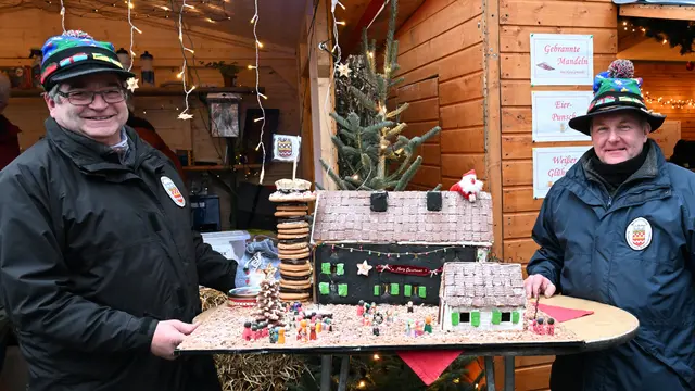 Die Landsknechte präsentieren Süßes - eines der Lebkuchenhäuser, die zugunsten des Museums versteigert wurden. | Foto: Abegg