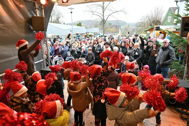 Weihnachtsmützen und rote „Puscheln“ - die Kinder begeisterten mit ihrer Tanzaufführung.  | Foto: Wolfgang Abegg