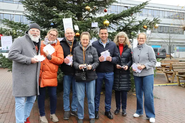Haben den Weihnachtswunschbaum mit Wunschkarten behängt: Thomas Spitz vom Stadtmarketing Rheinbach, Wunschbaum-Initiatorin Esther Hummel, Ehepaar Westermann von der „Tafel“ Rheinbach-Meckenheim, Bürgermeister Dr. Daniel Phiesel, H-BRS-Kanzlerin Angela Fischer, H-BRS-Präsidentin Marion Halfmann. | Foto: Martin Schulz/H-BRS