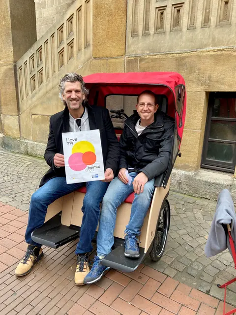 Niederlassungsleiter der Deutschen Marktgilde, Martin Rosmiarek (li.) und Markus Gehringer von „Engel auf 3 Rädern – die mobile Nachbarschaftshilfe“.  | Foto: Deutsche Marktgilde