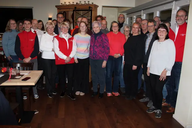Gute Laune herrschte in der Kommerner Gaststätte „Stollen“, wo die fleißigen Blutsspenderinnen und Spender im Beisein der DRK-Ortsgruppenvertreter um Sascha Suijkeland (4.v.l.) und der Blutspende-Beauftragten Edeltraud Engelen (vorne, mit roter Weste) von Bürgermeister Michael Fingel (links dahinter) und DRK-Kreisgeschäftsführer Rolf Klöcker (ganz rechts) mit Präsenten und Urkunden bedacht wurden.  | Foto: Kerstin Rottland/pp