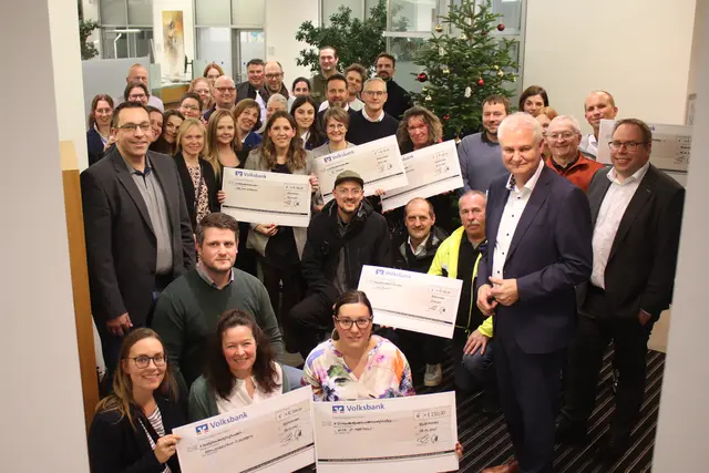Große Spendenschecks verteilten die Verantwortlöchen der Volksbank Euskirchen an Vertreterinnen und Vertreter der prämierten Projekte im Geschäftsgebiet.  | Foto: VoBa Euskirchen
