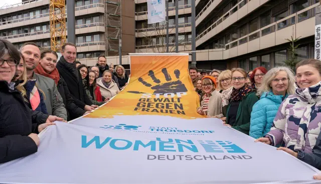 Hissen der Fahne als Zeichen gegen Gewalt an Frauen vor dem Rathaus in Troisdorf.  | Foto: Stadt Troisdorf