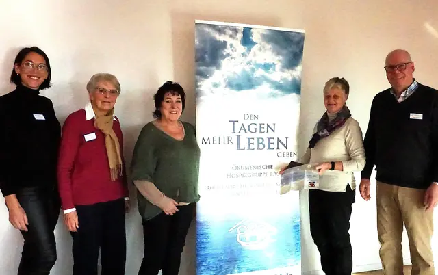 Mitglieder der SVW-Gymnastikgruppe überreichen der Ökumenischen Hospizgruppe den Erlös ihrer Weihnachtsmarkt-Aktion in Höhe von 1.015 Euro. Die Spende kommt dem Projekt „Sternenkinder“ zugute. | Foto: art