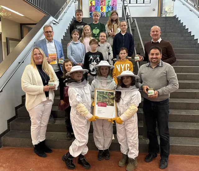 Die Bienen-AG der Karl-von-Lutzenberger-Realschule belegte den 1. Platz beim Klimaschutzpreis 2025.                  | Foto: Stadt Zülpich / Torsten Beulen